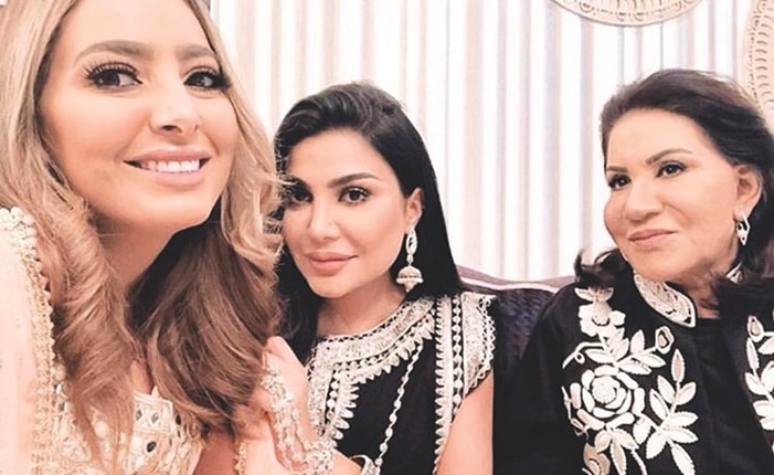 صورة تجمع سعاد عبدالله وأمل العوضي وفاطمة الصفي﻿