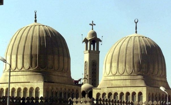 مسيحيون ومسلمون يحضرون عزاء ضحايا الهجوم على الكنيسة