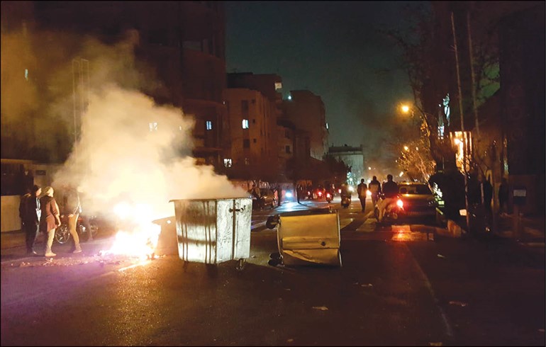 صورة عن مواقع التواصل لمتظاهرين يشعلون النيران في احتجاجات امتدت حتى الليل في طهران     		 (رويترز)