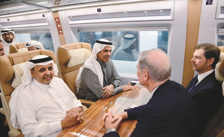 وزير النقل السعودي نبيل العمودي ومرافقوه خلال الرحلة التجريبية لقطار الحرمين﻿