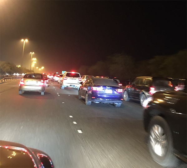 بالفيديو والصور.. ازدحام المركبات عند جسر الشاليهات على طريق الملك فهد باتجاه النويصيب في الساعة الأولى من 2018