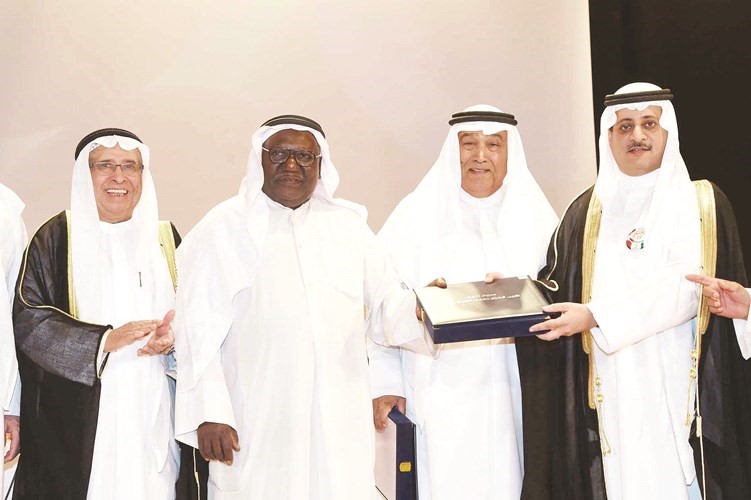 بدر الدويش مكرما الفنان عبد المحسن الخلفان والموسيقي صالح حمدان خلال مسابقة حسن العلي للتأليف المسرحي﻿