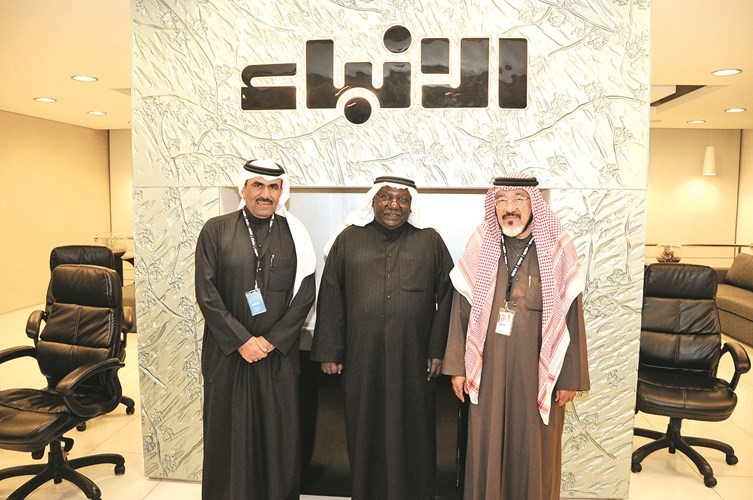 د. صالح حمدان يتوسط الزميلين يوسف عبدالرحمن ومفرح الشمري في ديوانية الأنباء﻿