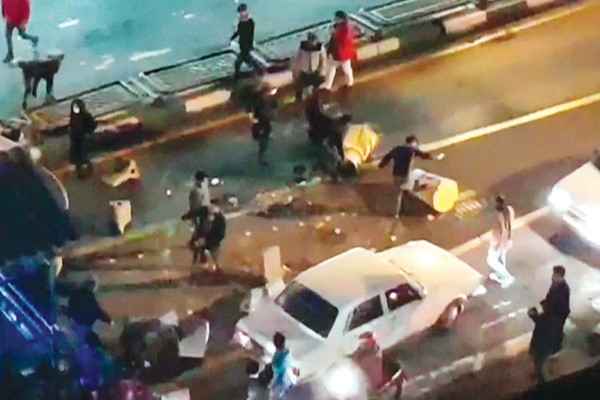 محتجون ايرانيون يقطعون اشارات المرور في طهران خلال الاحتجاجات المستمرة منذ ايام      (أ.ف.پ)