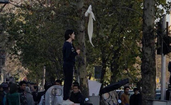 هذه هي القصة الحقيقية لأيقونة الاحتجاجات في إيران