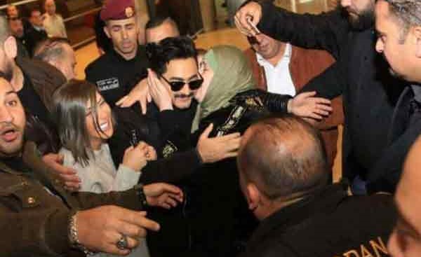 "قُبلة" من امرأة لتامر حسني تثير غضب الأردنيين