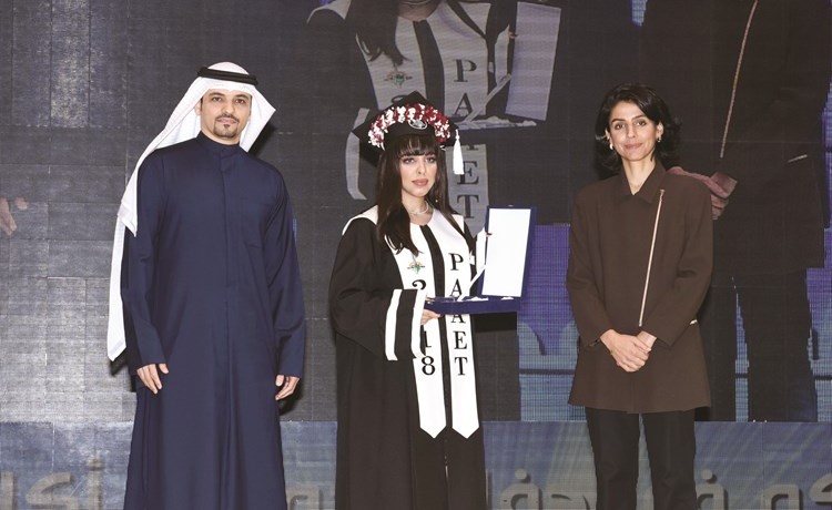 خريجة تتسلم تكريمها من عالية الخالد وم.خلف العجمي﻿