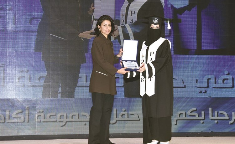 الخالد مكرمة إحدى الخريجات﻿