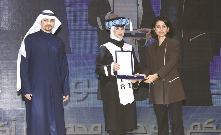 أثناء تكريم إحدى الخريجات﻿