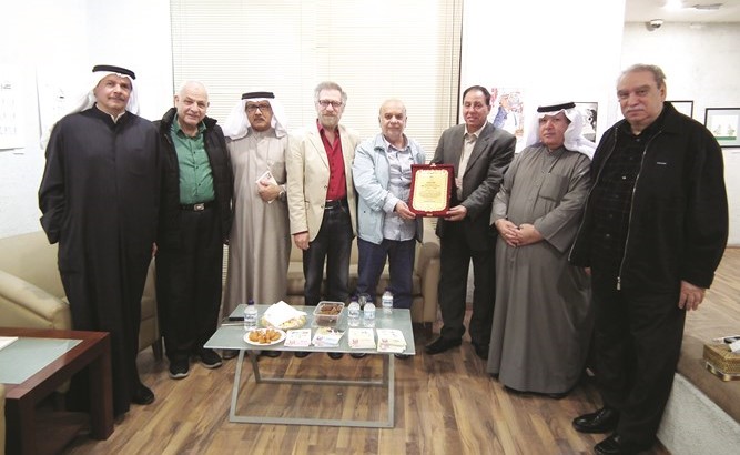 الزميل عماد جمعة مكرما العوضي مع نجوم ورواد الكاريكاتير﻿