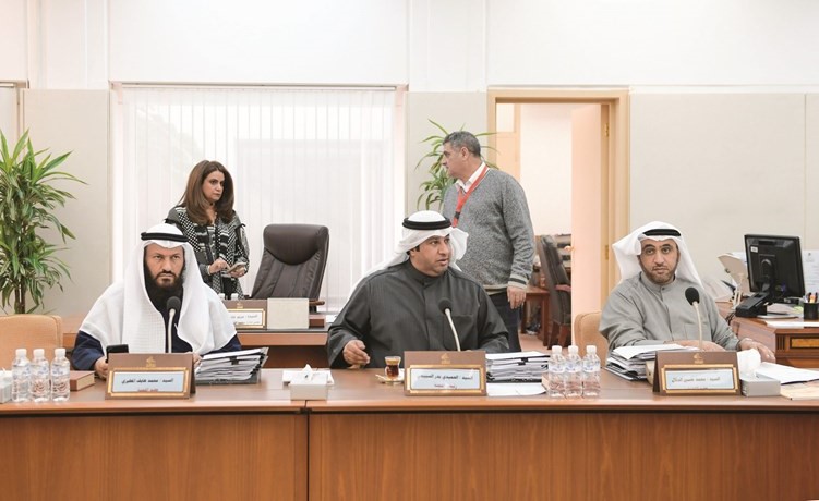 محمد الدلال والحميدي السبيعي ومحمد هايف خلال اجتماع اللجنة التشريعية أمس﻿