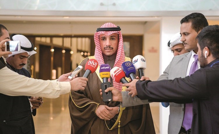 رئيس مجلس الأمة مرزوق الغانم متحدثا إلى الصحافيين﻿