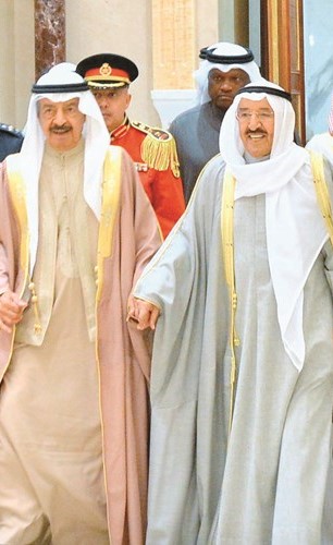 صاحب السمو الأمير ورئيس وزراء البحرين على هامش مأدبة الغداء﻿
