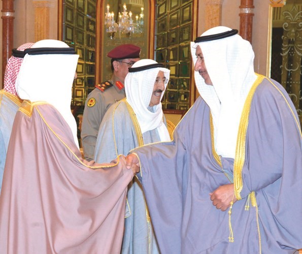 حسام الرومي مصافحا ضيف الكويت﻿