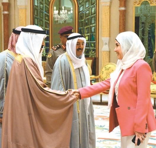 د. جنان بوشهري مصافحة ضيف الكويت﻿