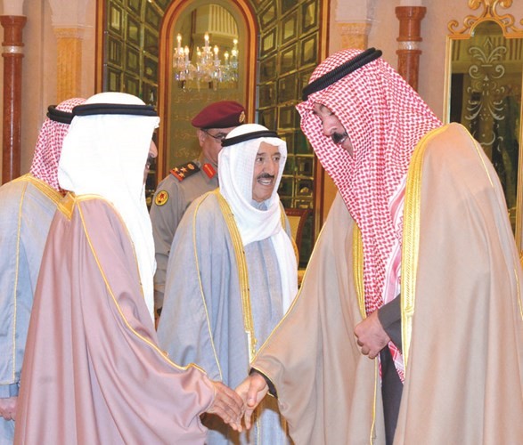 الشيخ محمد الخالد مصافحا صاحب السمو الملكي الأمير خليفة بن سلمان﻿