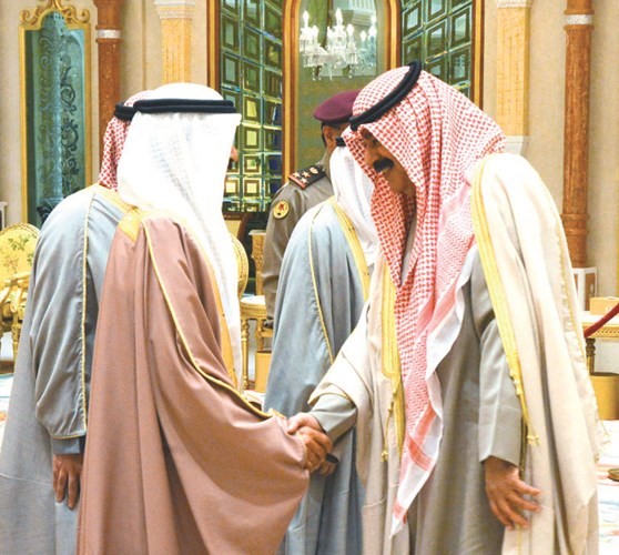 خالد الجارالله مصافحا الأمير خليفة﻿