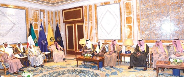 صاحب السمو الأمير الشيخ صباح الأحمد مستقبلا صاحب السمو الملكي الأمير خليفة بن سلمان بحضور سمو ولي العهد الشيخ نواف الأحمد وسمو الشيخ جابر المبارك والشيخ ناصر صباح الأحمد والشيخ علي الجراح والشيخ صباح الخالد والشيخ خالد الجراح وأنس الصالح﻿