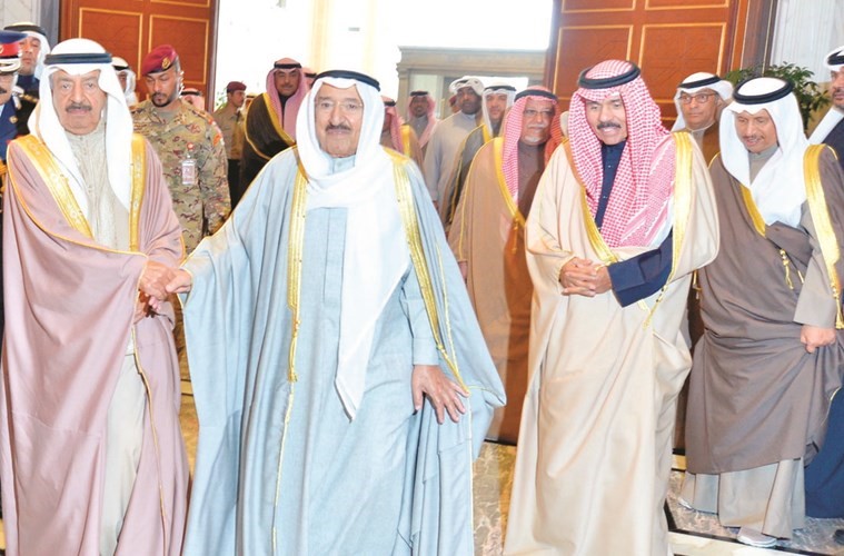 صاحب السمو الأمير مرحبا برئيس وزراء مملكة البحرين بحضور سمو ولي العهد وسمو رئيس الوزراء والشيخ علي الجراح﻿