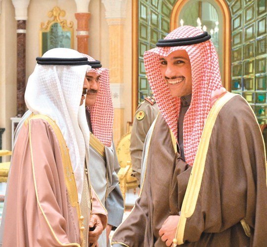 مرزوق الغانم مصافحا صاحب السمو الملكي الأمير خليفة بن سلمان﻿