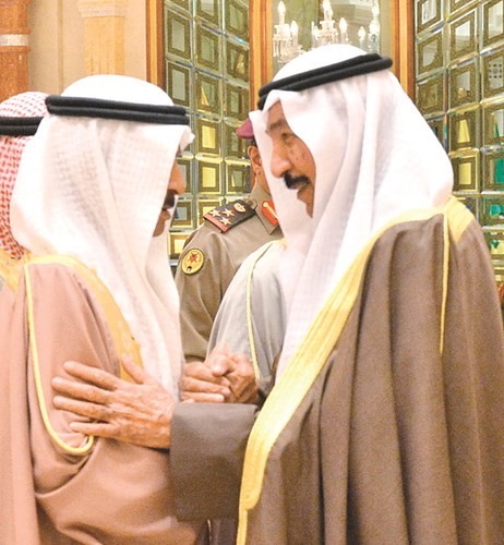 الشيخ جابر العبدالله يصافح رئيس وزراء البحرين﻿