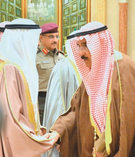 الشيخ فيصل السعود مصافحا ضيف الكويت﻿