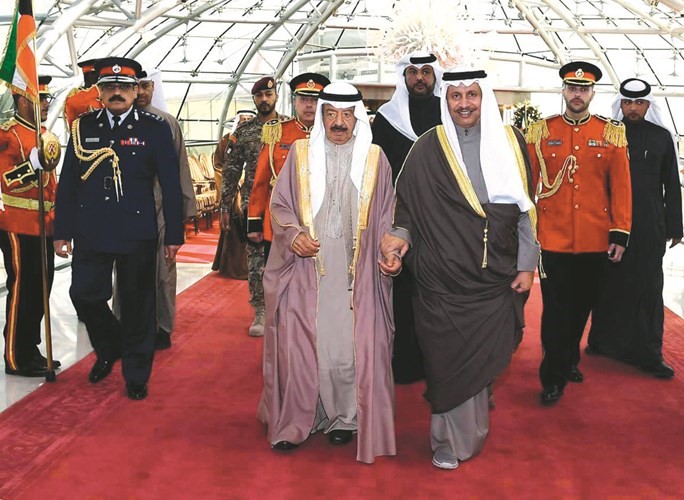 سمو الشيخ جابر المبارك مستقبلا رئيس وزراء البحرين لدى وصوله﻿