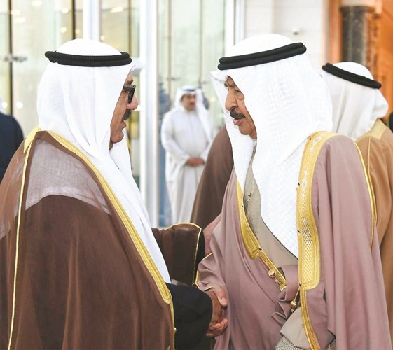 الشيخ ناصر صباح الأحمد مودعا رئيس وزراء البحرين لدى مغادرته﻿