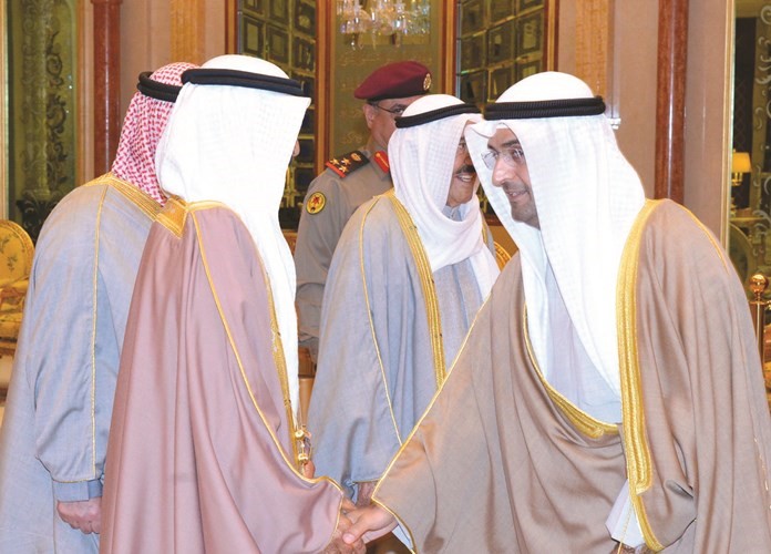د.نايف الحجرف مصافحا الأمير خليفة بن سلمان﻿