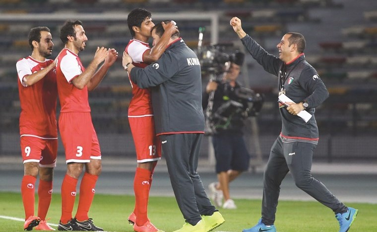 مدرب الازرق سابقا التونسي نبيل معلول فرحا مع اللاعبين(الازرق . كوم)﻿