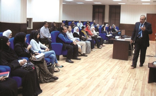 د. خالد الصالح متحدثا في إحدى الدورات﻿