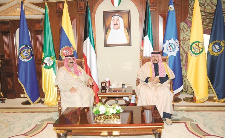 سمو ولي العهد الشيخ نواف الأحمد مستقبلا الشيخ مشعل الأحمد ﻿