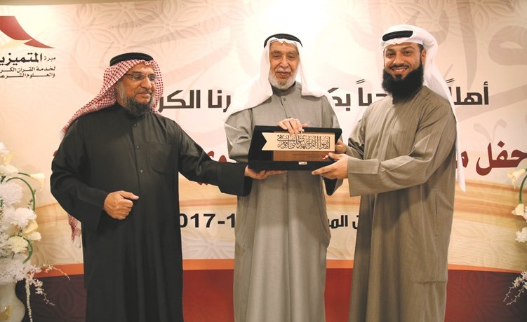 د.خالد المذكور يتلقى درعا تذكارية من يوسف الصميعي ﻿