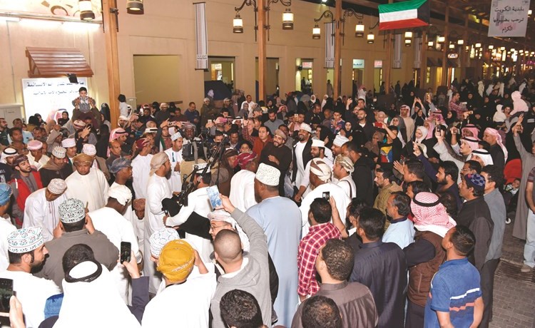 حضور كثيف في سوق المباركية﻿