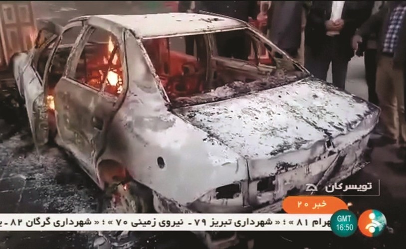 صورة مأخوذة من فيديو لسيارة محترقة خلال الاحتجاجات الإيرانية المستمرة مساء امس الاول			(رويترز)﻿