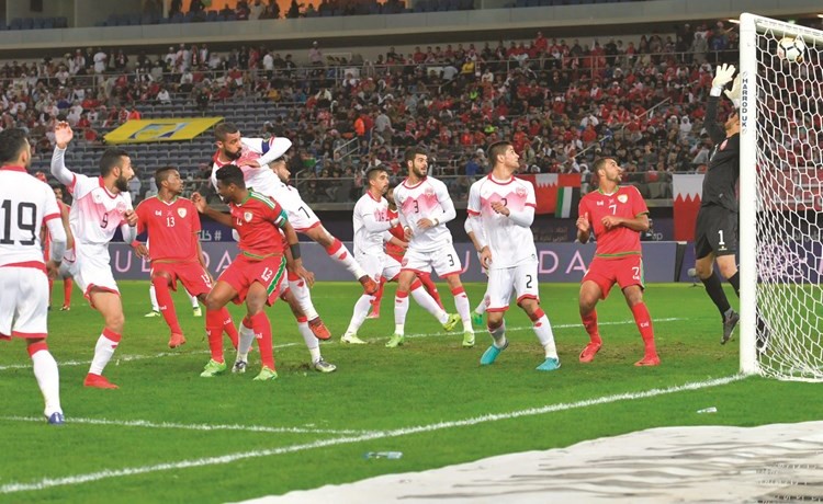 كرة البحريني مهدي عبدالجبار في طريقها الى شباك منتخب بلاده 	(قاسم باشا)﻿