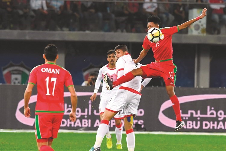 العماني جميل بن سليم يبعد الكرة عن منطقة منتخب بلاده 	(هاني الشمري)﻿