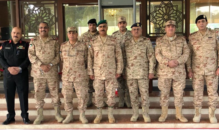 الفريق الركن محمد الخضر والوفد المرافق له خلال الزيارة﻿