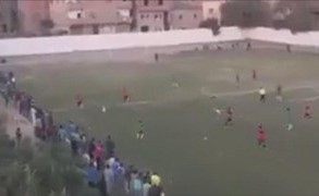 بالفيديو.. شاهد ماذا فعل هذا المشجع لمنع هدف في فريقه