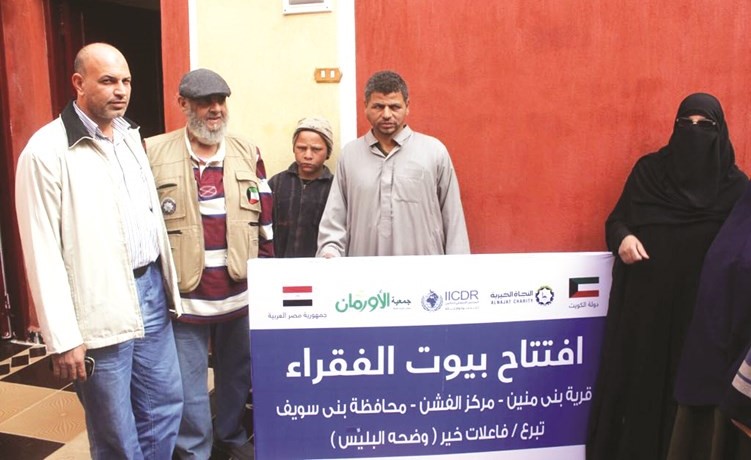 عبدالله العبيدلي يسلم أحد المستفيدين منزله الجديد﻿