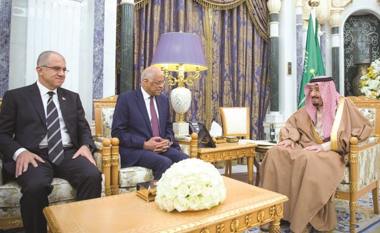 خادم الحرمين الشريفين الملك سلمان بن عبدالعزيز مستقبلا د.علي عبدالعال في قصر اليمامة	(واس)﻿