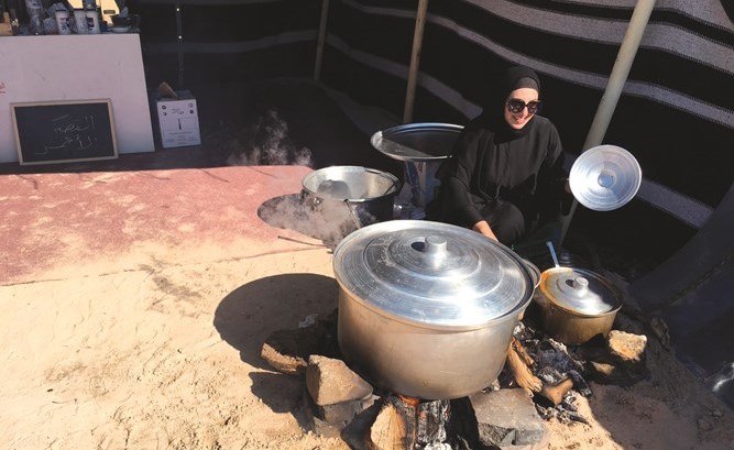 مشاركة نسائية في مسابقة الطبخ التراثي ﻿