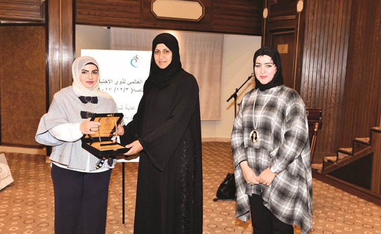 تكريم مديرة المدرسة ليلى الخضري﻿