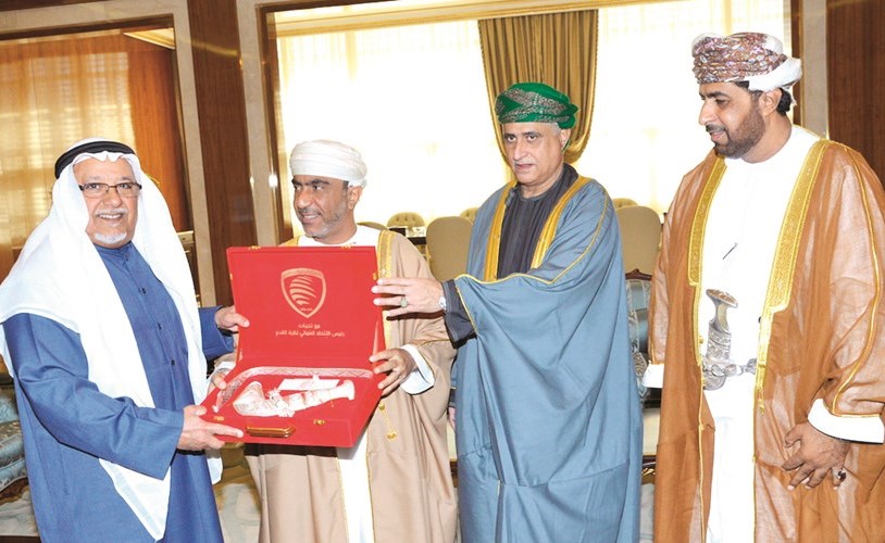 الشيخ علي الجراح يتسلم هدية تذكارية من السفير العماني د. عدنان الأنصاري والشيخ سالم بن سعيد الوهيبي﻿
