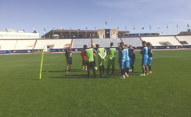 لاعبو المنتخب العماني يستمعون إلى توجيهات المدرب فيربيك﻿