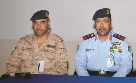 العميد الركن طيار عبدالله البطي والعميد الركن طيار محمد الخلفان خلال اللقاء في قيادة القوة الجوية﻿