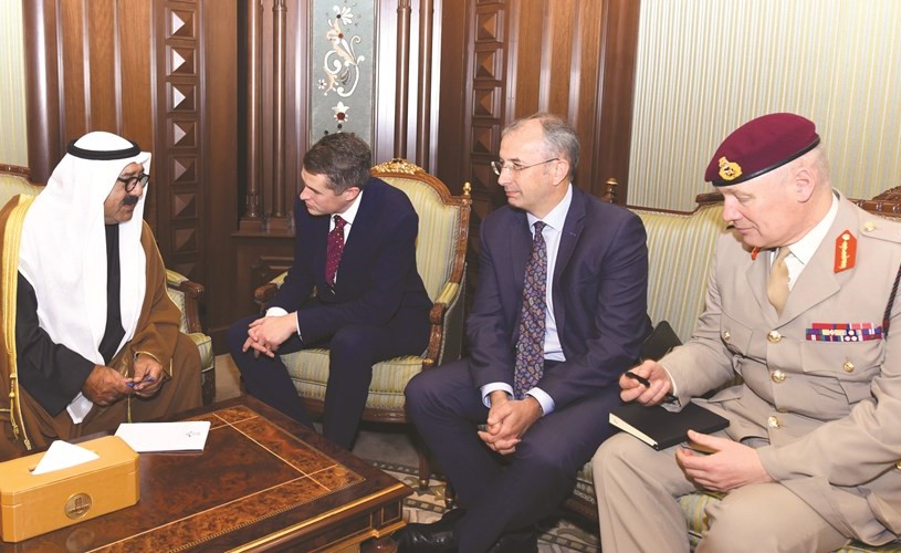 الشيخ ناصر صباح الأحمد مستقبلا وزير الدفاع البريطاني جافين ويليامسون﻿