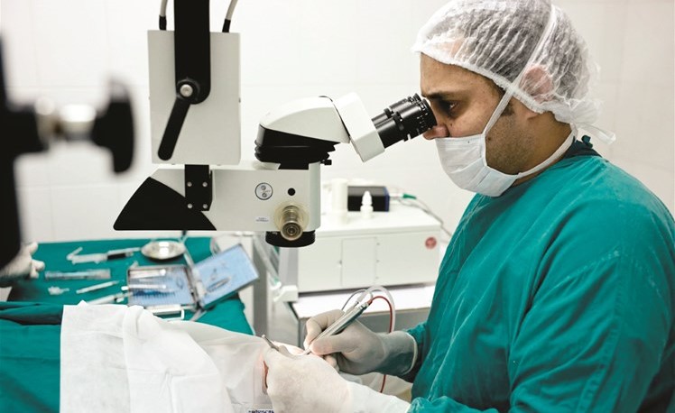 طبيب يفحص مريضا باستخدام المنظار ﻿