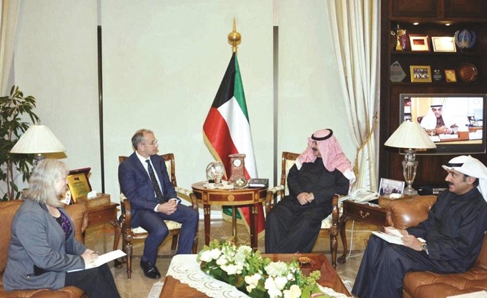 نائب وزير الخارجية خالد الجارالله أثناء لقائه مع السفير البريطاني مايكل دافنبورت ﻿