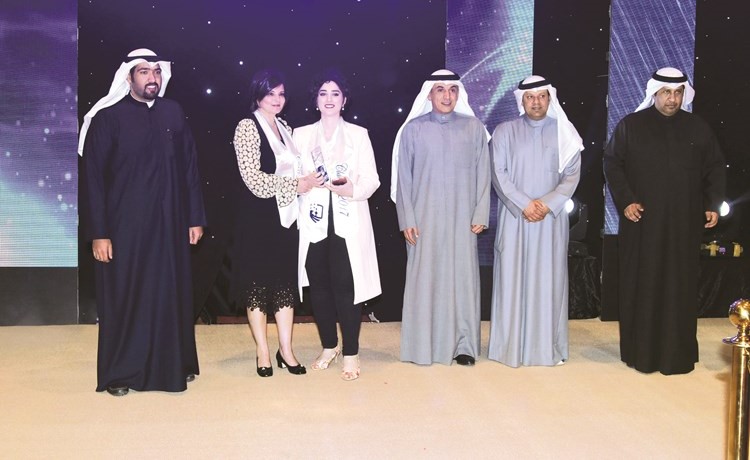 د. حامد العازمي ود.أسيل العوضي يكرمان إحدى الخريجات ﻿﻿ بحضور النائبين الحميدي السبيعي وفيصل الكندري﻿